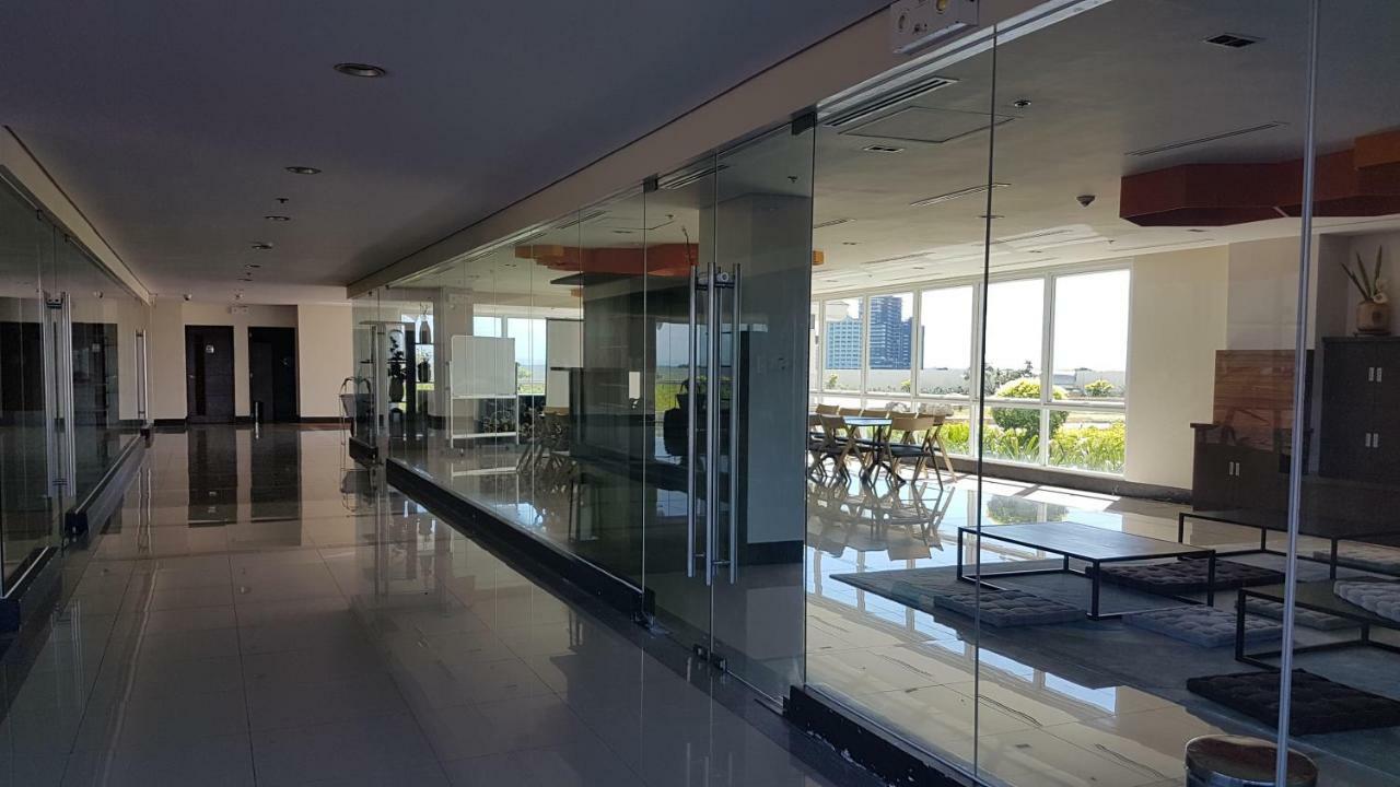 Mactan Newtown Condo With Garden And Ocean View 8Newtown Blvd Lapu-Lapu City Exterior foto