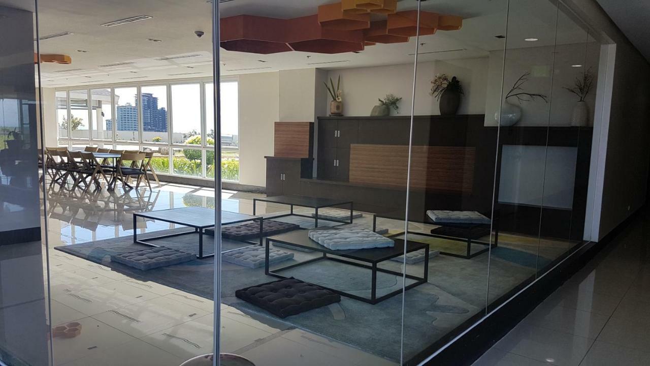 Mactan Newtown Condo With Garden And Ocean View 8Newtown Blvd Lapu-Lapu City Exterior foto