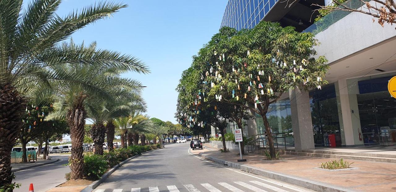 Mactan Newtown Condo With Garden And Ocean View 8Newtown Blvd Lapu-Lapu City Exterior foto