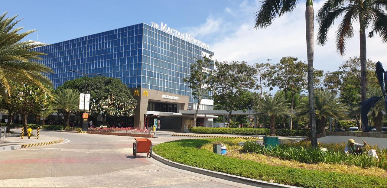 Mactan Newtown Condo With Garden And Ocean View 8Newtown Blvd Lapu-Lapu City Exterior foto