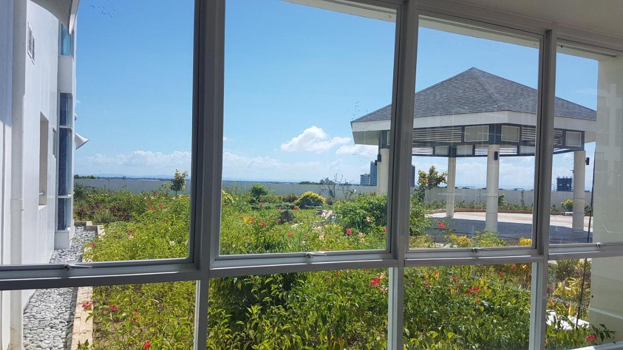 Mactan Newtown Condo With Garden And Ocean View 8Newtown Blvd Lapu-Lapu City Exterior foto